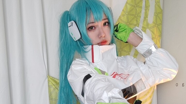 มิกุ เลิฟอิต สาวน้อยร่างเล็กสูง 1.8 เมตร ออกแบบท่าเต้นคอสเพลย์เป็นชุดแข่งรถของฮัตสึเนะ มิกุ