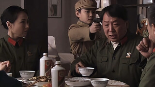 熊孩子用枪指着客人脑袋，大家都以为没有子弹，谁知结果吓坏众人