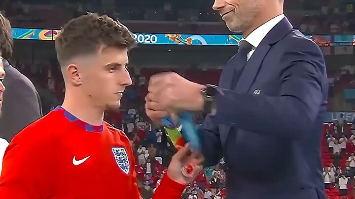 يبدو أنه حتى بعد حصوله على الجائزة، لم يشعر بالسعادة.