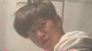 Khi bạn cùng phòng của tôi bị bắt quả tang đang làm đồ thủ công vào buổi sáng và bị dựng thành loạt 