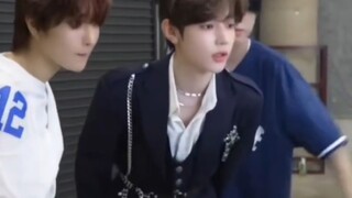 لقطات من كواليس تصوير تحدي تشانغ هاو ونوز. تشانغ هاو هو مقدم رائع جدًا، لطيف ورقيق، حضر بعد أن أتقن 