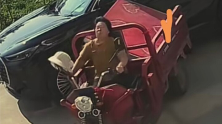 Just bought a new car and it got hit right away—old lady: This pushback feeling~