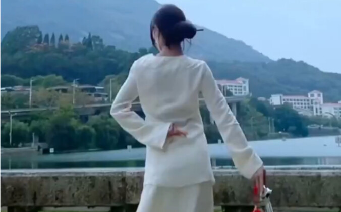 Wanita berpakaian sederhana menari pedang di tepi danau, setiap gerakan mematikan—netizen: Sungguh “
