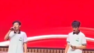 "أخي، أخي، هناك KTV مجاني، هل تريد الذهاب؟"