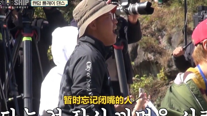 Khoảnh khắc tỏa sáng của mùa thu vàng: Một người nhảy mà như đang hòa mình vào vũ đoàn dao.