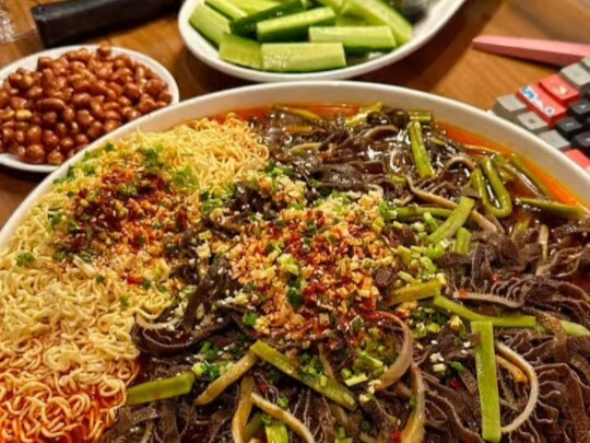Bao tử bò, rau cống kèm súp Bạch Tượng thật ngon; mì súp gà mái già, cay tê giòn tan, tươi ngon sần 