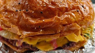 A Day in the Life of a Post-00s Who Quit Her Job to Sell Handmade Burgers and Save Up for a House