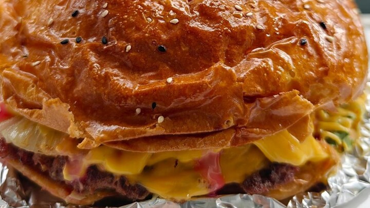 00后裸辞卖手作汉堡存钱买房的一天