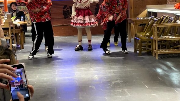 Meet robot dance champion Barbie dancing in a barbecue restaurant and shoot a short video