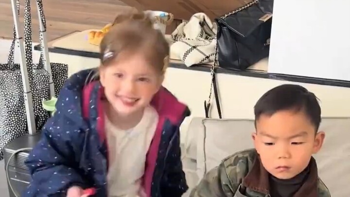 A cute foreign girl主动 kisses a Chinese boy. 😕 The boy looks dignified and disgusted at the same time