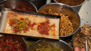 قشرة الأرز الأصلية المخفية في السوق مقرمشة ولذيذة.