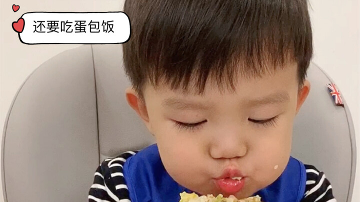 Bạn nhỏ bánh bao đang ăn tôm càng xanh