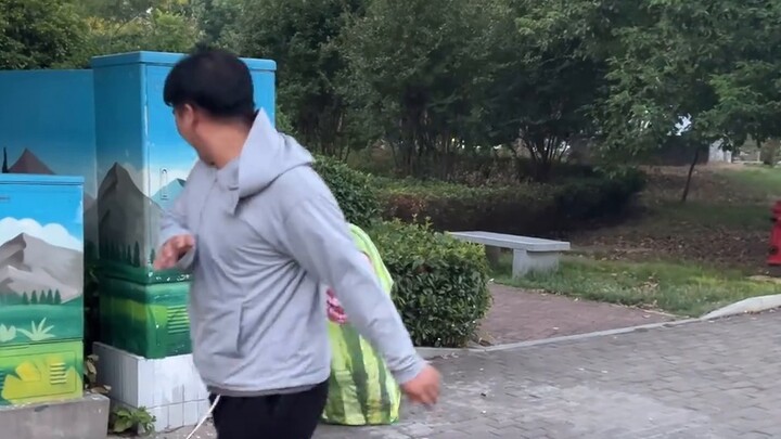 Malu, cewek itu malah masuk ke stik semangkaku...