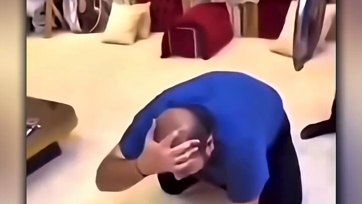 yang baju hitam udah hafal map