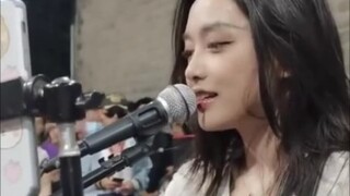 نسخة لهجة شنشي من أغنية "اللقاء" جميلة حقًا، والفتاة رائعة المظهر.