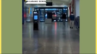 Sebuah mobil Toyota Land Cruiser terlihat melaju kencang di dalam Northland Shopping Centre, Melbour