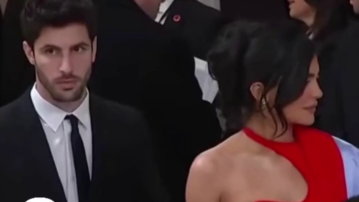 طرد موظف من حفل ميت غالا لأنه خطف الأضواء من النجوم