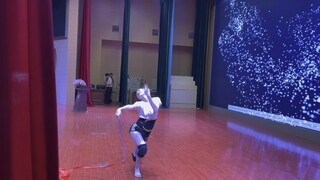 She is a national-level athlete, but she did such a simple dance at the graduation party.