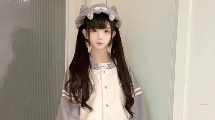 Baru saja aku memasukkan tangan ke dalam celana dan meraba sesuatu yang keras dan panas, ternyata it