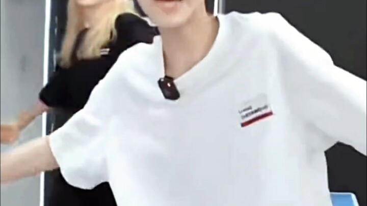 The 14-year-old trainee from Chinese entertainment industry actually sounds so steady in the acapell