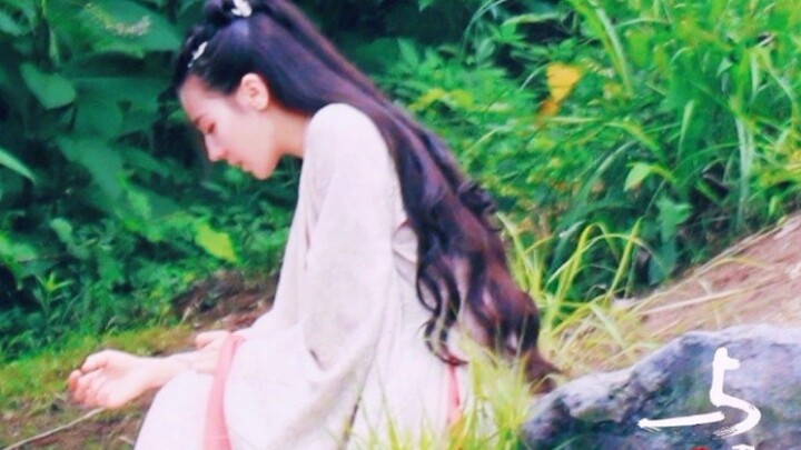Ji Yunhe in red—wounded yet exuding a sickly-cute charm! Dilraba is so beautiful and tender!