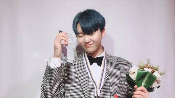 【SEVENTEEN】Reaksi para anggota saat menonton live saat Woozi meraih penghargaan Pendatang Baru di ac