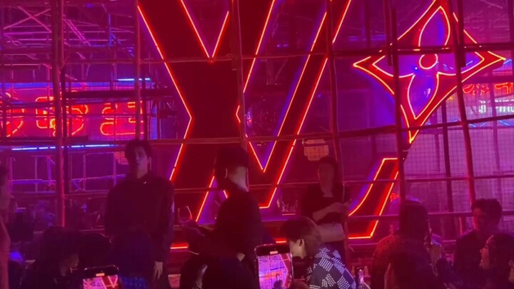 زاوية أمامية لتشينغ شين تينغ وياو ون ليو وهاو شيانغ إل في يرقصون في الفعالية!