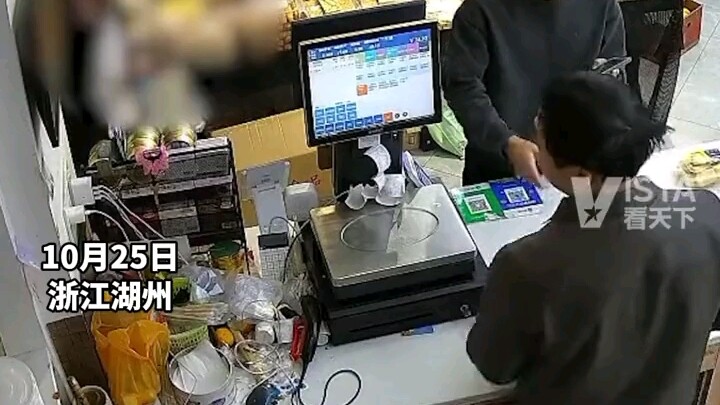 วันที่ 25 ตุลาคม ที่เมืองหูโจว มณฑลเจ้อเจียง ชายคนหนึ่งสูบบุหรี่เข้ามาในร้านเพื่อขออาหาร เจ้าของร้าน