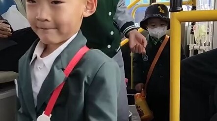 Di bus, secara tak sengaja bertemu sekelompok anak lucu. Netizen: Kalau saya ketemu, mungkin sudah i