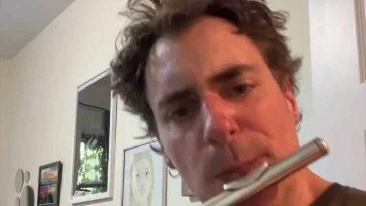 لا... أليس هذا هو الأسلوب الصحيح لنفخ الفلوت؟