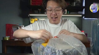Model backstabs huge loss car accident scene! Old electric pile Gundam model unboxing! [Electric Man
