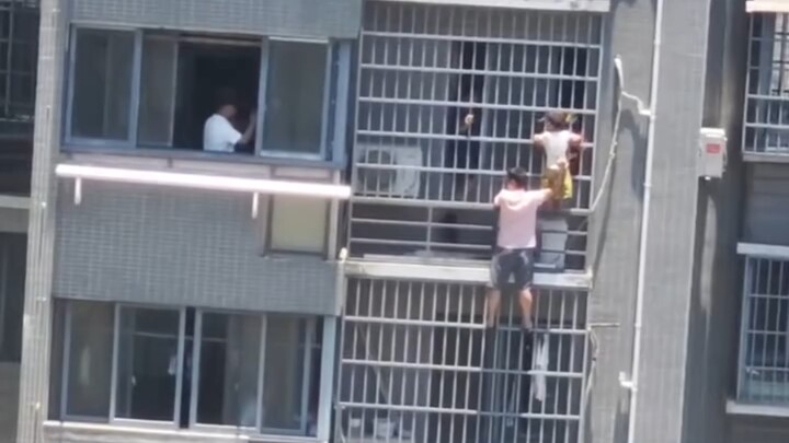 A child climbed down from the 17th floor to the 2nd floor to pick up a watch, then climbed back up t