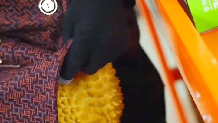 Wah, nenek tua ini memasukkan durian sebesar bola basket langsung dengan tangan kosong—padahal duria