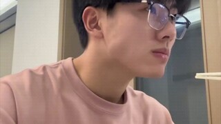 高铁上大学生“对话”外放看剧的乘客，大学生是很有礼貌的，回家就是耍贱大学生，以为我早起了一次，其实是…