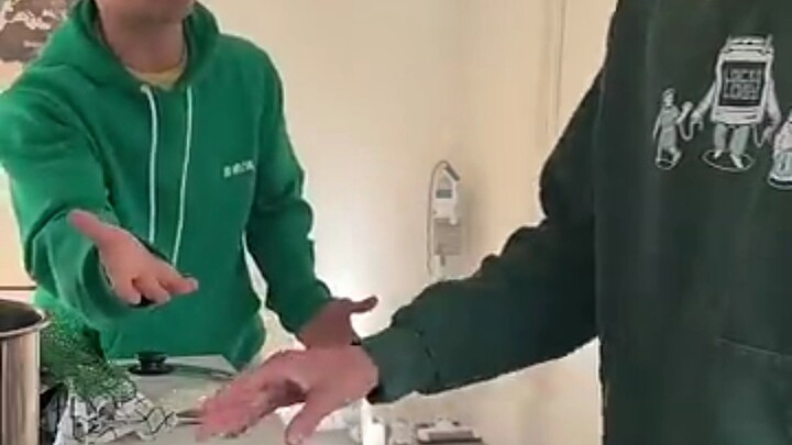 Frying spaghetti in front of my Italian roommate—dude, you’re really bold!