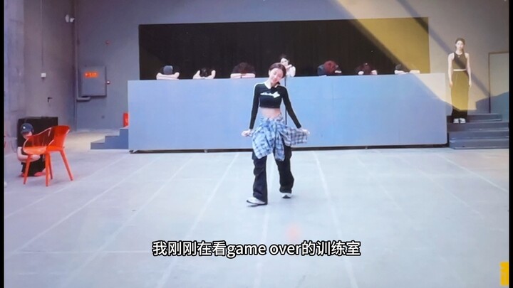 دائمًا ما ألاحظ تفاصيل صغيرة غريبة، المعلمون حقًا متفانون ومرحون جدًا [أرغب في التخلص من العزوبية دو