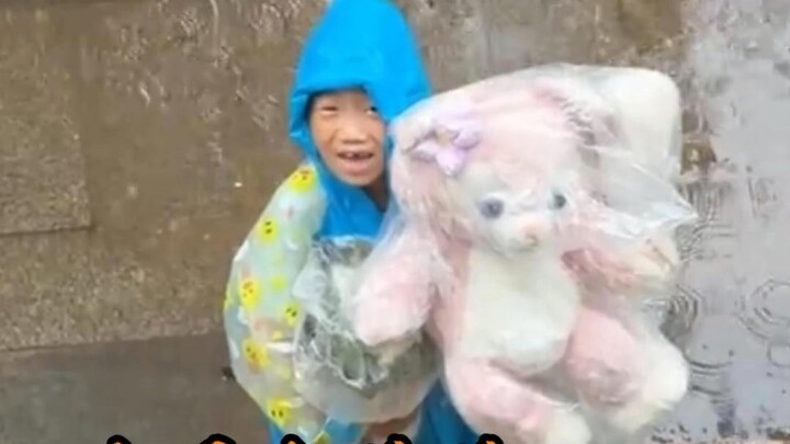ณ ตอนนี้ เปรียบเทียบกับตุ๊กตาแล้ว น้องชายต่างหากคือของขวัญที่ดีที่สุด!