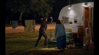 一群少年正在飙车，却不知公路上有一根钢丝绳，结果悲剧了 "