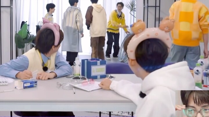 【ไคถัง】แต่ทั้งสองตัวช่างเหมือนลูกน้อยที่แม่พามาทำงานด้วย ทว่าแม่ก็ยุ่งอยู่ พวกหนูจึงหาอะไรเล่นกันเอง