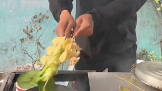 The fried skewers sold by a veteran chef for many years are appetizing just by looking at them