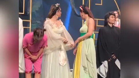 Riết rồi nó khum coi mình ra gì hớt