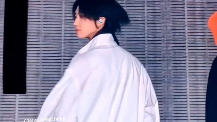 Everyone, come check out this stunning full-screen shot of Seo Myung-ho, okay?