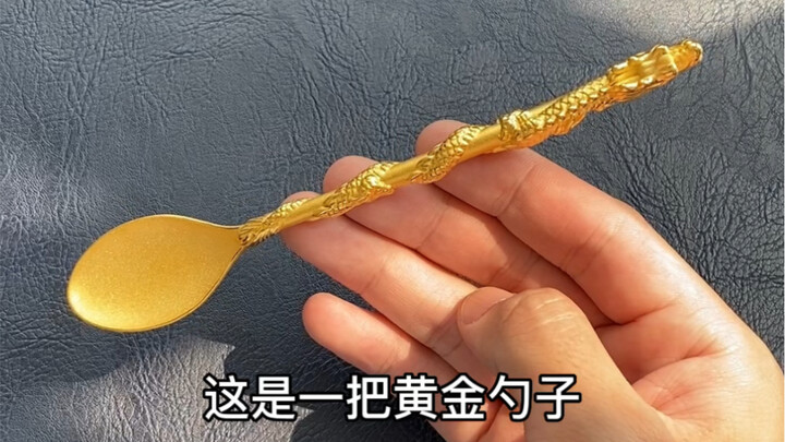 The first bite of watermelon in summer must be eaten with a golden spoon!