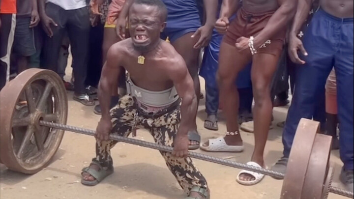 Siapa yang bisa menebak beratnya berapa? Tantangan deadlift di jalanan Afrika!!!