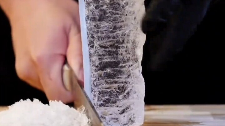 Stress-relieving ice cube cutting