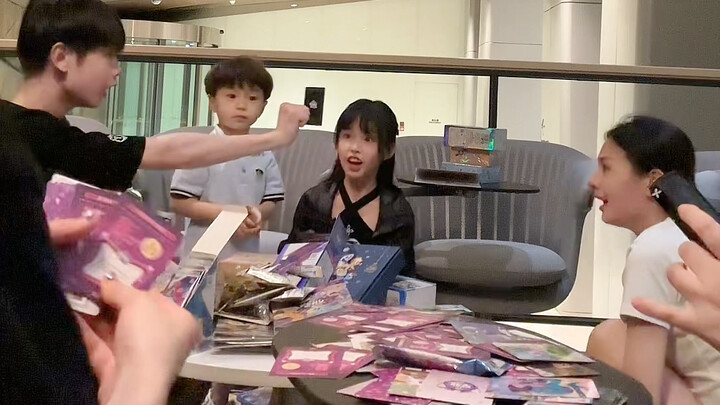 มีใครบอกฉันได้ไหมว่าการ์ด My Little Pony นี้มีมนต์ขลังอะไรกันแน่?