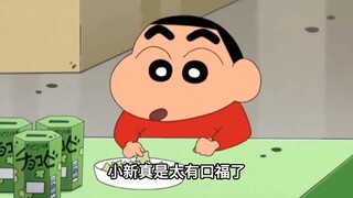 小新真是太有口福了，跟他妈去了趟超市，不仅喝上了动感超人酸奶，还吃了个热乎乎的烤红薯