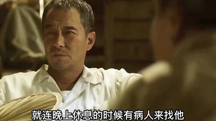 طبيب صيني قديم متخصص في علاج الأمراض المستعصية والمعقدة، حتى الأطباء الغربيون يعجبون بمهارته الطبية 