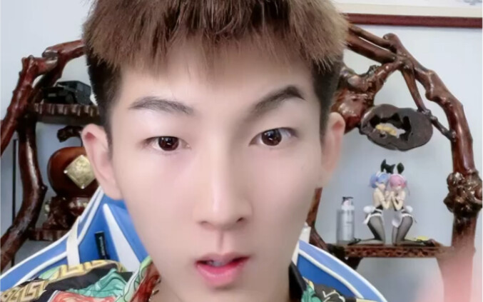 Qing Lian's single is a huge hit, even Han Wang can't help but wave his hands in celebration.