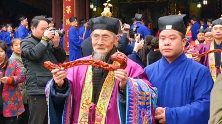 Đạo trưởng Khưu Dụ Tùng, pháp danh Đỉnh Thông. Từ năm 10 tuổi đã theo phụ thân tụng đọc kinh điển Đạ